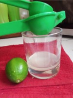 Exprimir jugo de limón.jpg