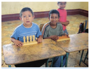 Niños con juegos de mesa.png
