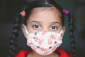 Niña con mascarilla 640px.jpg