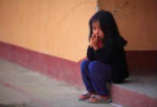 Niña sentada en grada.png