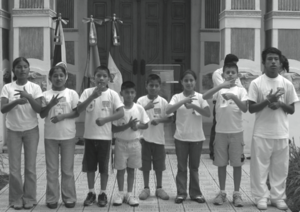 Niños y niñas usando lenguaje de señas.png