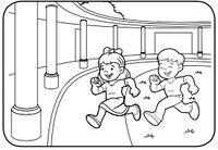 Niña y niño corren en columnada