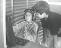 Niños usan computador.png