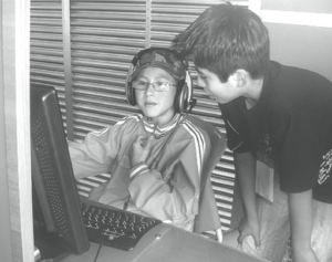 Niños usan computador.png