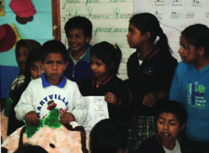 Niñas y niños parados en aula.png