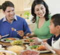 Familia a la mesa del comedor.png