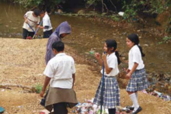 Escolares limpian orilla de río.png