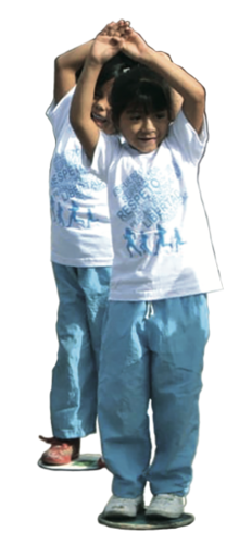 Niña y niño levantan los brazos.