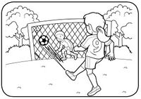 Niña patea pelota al arco en fútbol