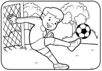 NIño patea pelota en fútbol
