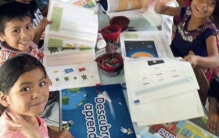 Niñas y niños de preprimaria con megalibros