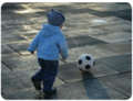 Niño pequeño juega pelota.png