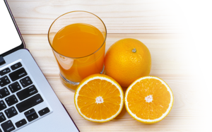 Naranjas con computador
