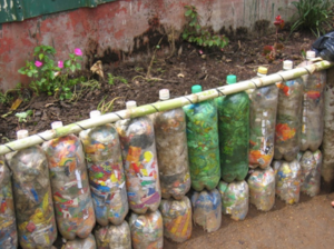Botellas plásticas con desechos.png