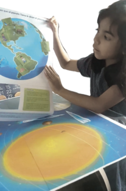 Niña estudia con globo terráqueo